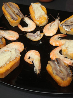 Una foto de Gambas con sardinillas y pastel de cabracho