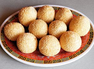Une photo de Boules de sésame et coco (bánh cam en vietnamien)