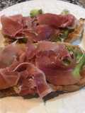 Tostas con jamón serrano y aguacate