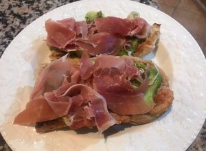 Una foto de Tostas con jamón serrano y aguacate