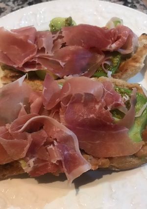 Una foto de Tostas con jamón serrano y aguacate