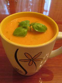 Una foto de Gazpacho de tomate al aroma de albahaca
