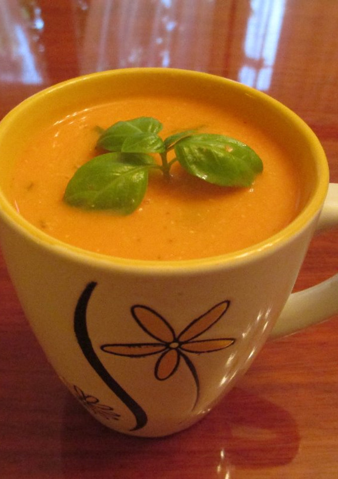 Una foto de Gazpacho de tomate al aroma de albahaca