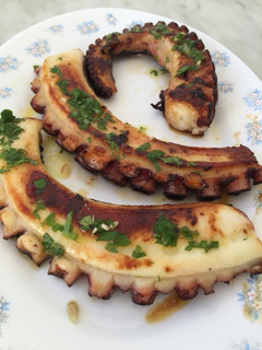 Una foto de Pulpo 🦑 en tomate 🍅 con arroz o asado con vinagreta