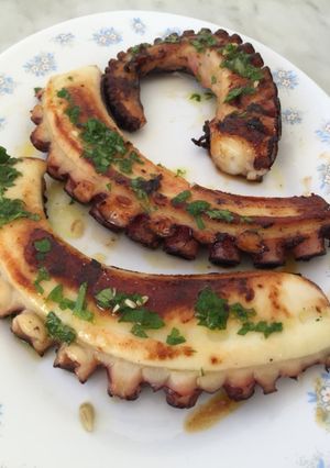 Una foto de Pulpo 🦑 en tomate 🍅 con arroz o asado con vinagreta