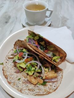 Una foto de Tortillas integrales con pollo