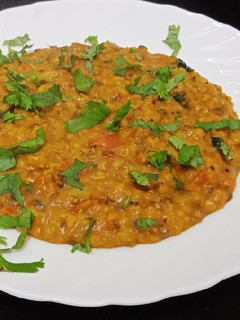 વઘારેલી ખીચડી (Vaghareli Khichdi Recipe In Gujarati) રેસીપી મુખ્ય ફોટો
