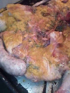 Una foto de Pollo al horno con papas y boniatos