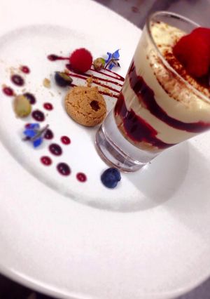 Foto di Tiramisú con Saronno e coulis di lamponi