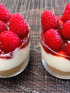 Una foto de Vasitos con yogur y frambuesas