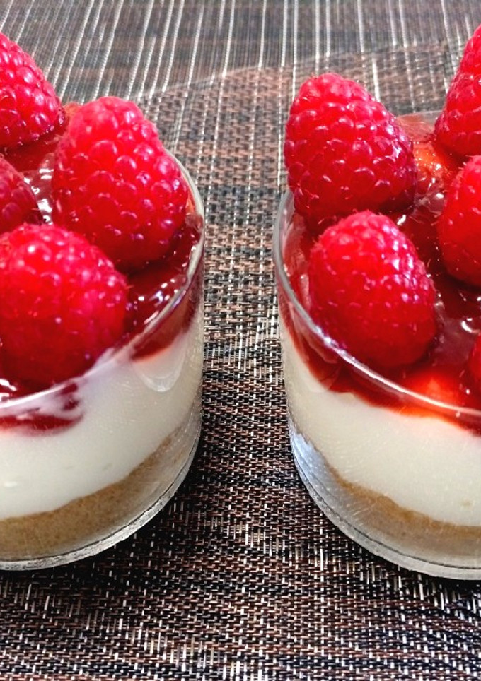 Una foto de Vasitos con yogur y frambuesas