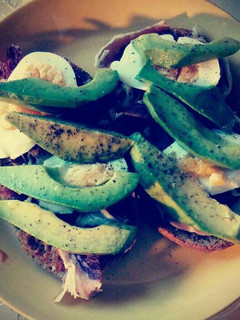 Una foto de Tosta de aguacate y huevo duro