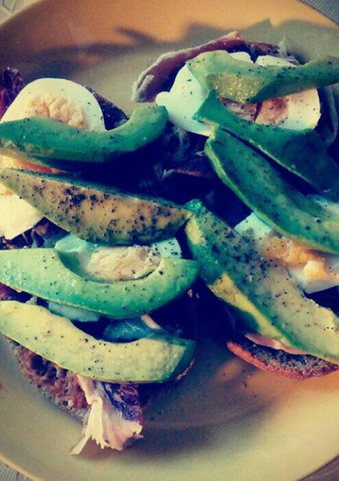 Una foto de Tosta de aguacate y huevo duro