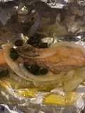 Salmón al horno con cebolla y alcaparras ©