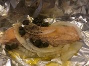 Una foto de pescado con verduras