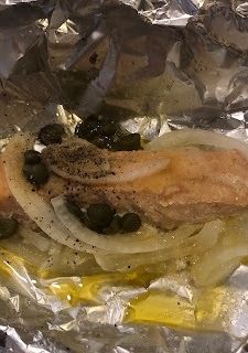 Una foto de Salmón al horno con cebolla y alcaparras ©
