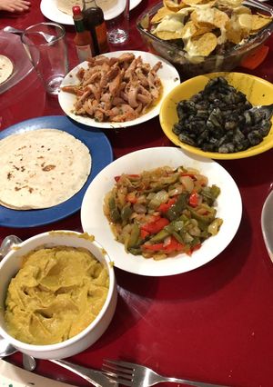 Una foto de Fajitas de pollo marinado y calamar