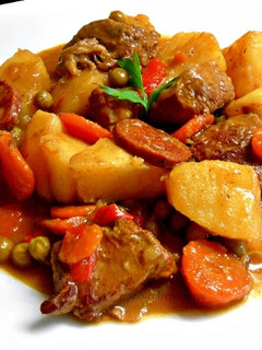 Una foto de Guiso de carne con chorizo