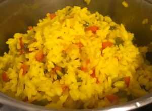 Una foto de Arroz 🍚 con cúrcuma !