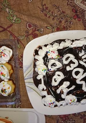 A picture of Marble chocolate cream Cake and cup cakes made at home.