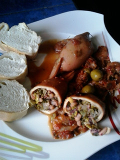 Una foto de Calamares rellenos en salsa de camarones y aceitunas