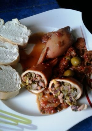Una foto de Calamares rellenos en salsa de camarones y aceitunas