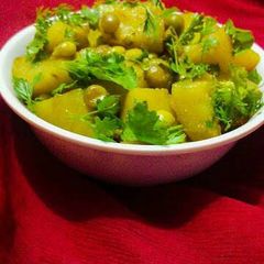 A picture of Matar Aloo.