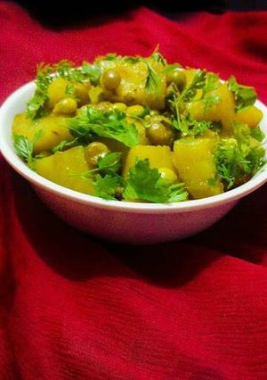 A picture of Matar Aloo.