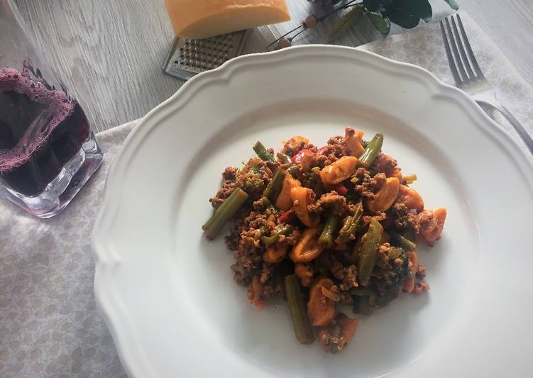 Pasta fresca de piquillos con carne y verduras