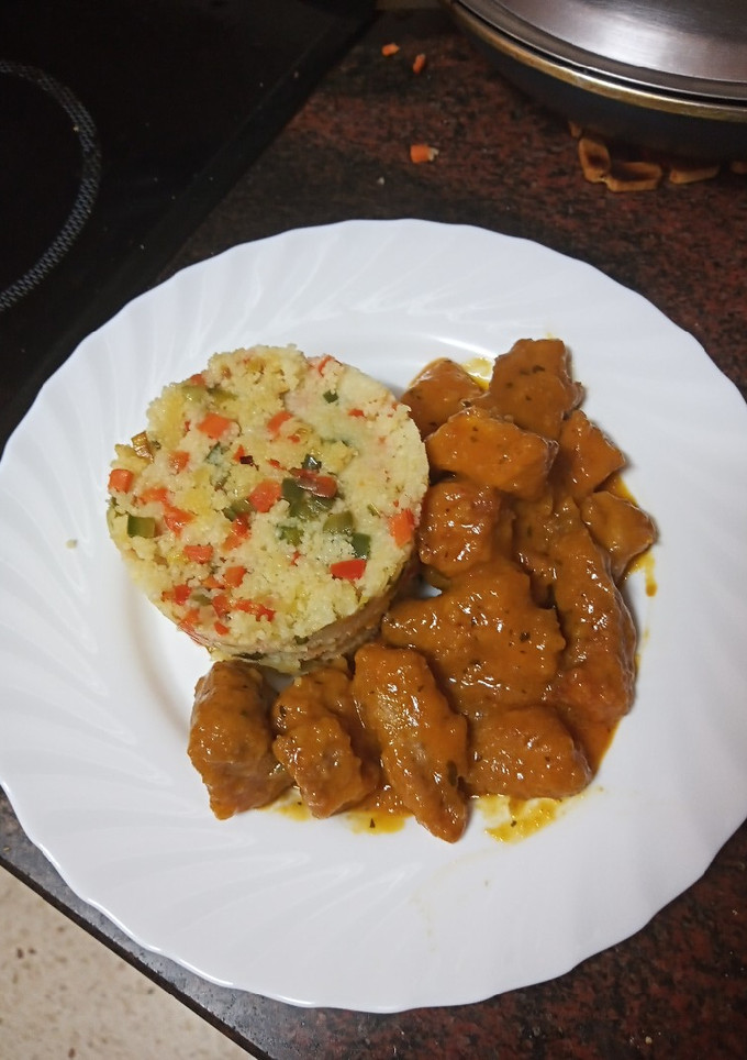 Una foto de Cerdo agridulce con salteado de cuscús y verdura