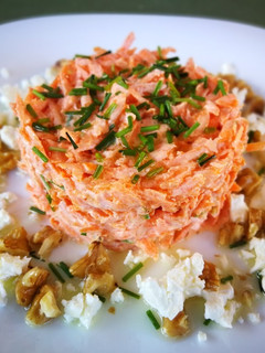 Una foto de Ensalada griega con zanahoria y nueces