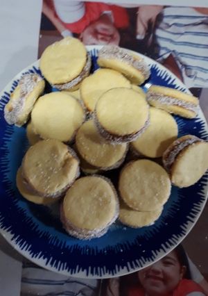 Una foto de Alfajores con masa casera