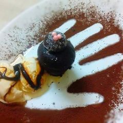 A picture of Chocolate Cupcakes Beauty with Vanilla Cheesecake icecream!.