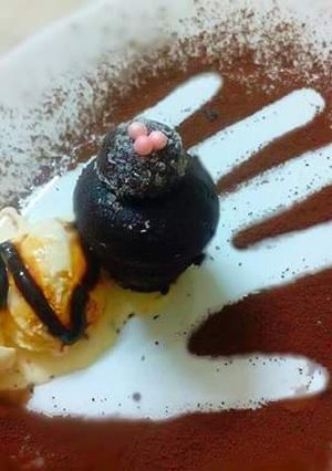 A picture of Chocolate Cupcakes Beauty with Vanilla Cheesecake icecream!.