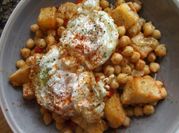Una foto de huevos fritos con pimenton