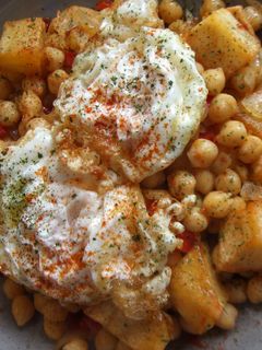 Una foto de Garbanzos con patatas y huevos fritos al pimentón picante