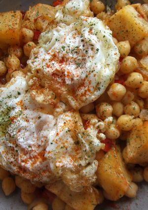 Foto principal de Garbanzos con patatas y huevos fritos al pimentón picante