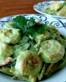 Pasta con camarones en salsa de cilantro y aguacate
