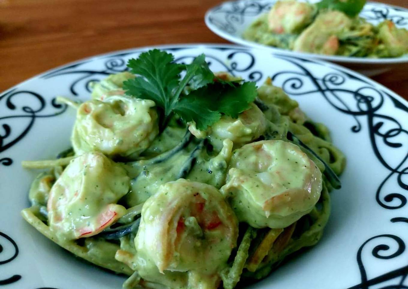 Pasta con camarones en salsa de cilantro y aguacate