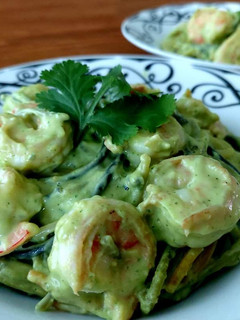 Una foto de Pasta con camarones en salsa de cilantro y aguacate