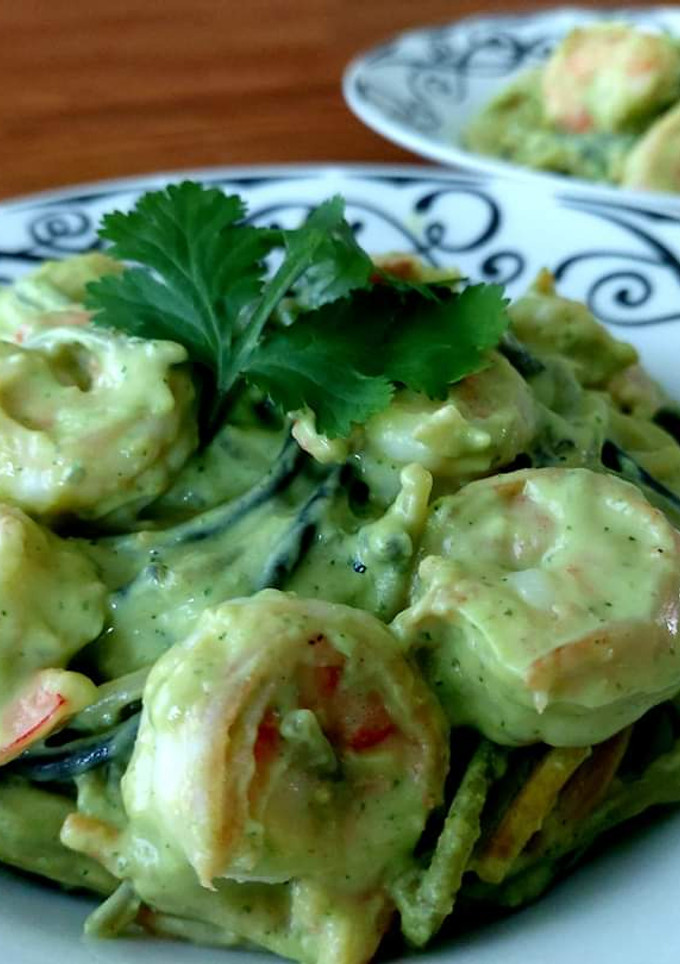 Una foto de Pasta con camarones en salsa de cilantro y aguacate