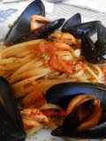 Linguine con Cozze, Pomodorini Freschi e Pesto di Pistacchio