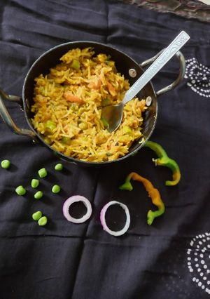 પાવભાજી તડકા ખીચડી (Pav Bhaji Tadka Khichdi Recipe In Gujarati) રેસીપી મુખ્ય ફોટો
