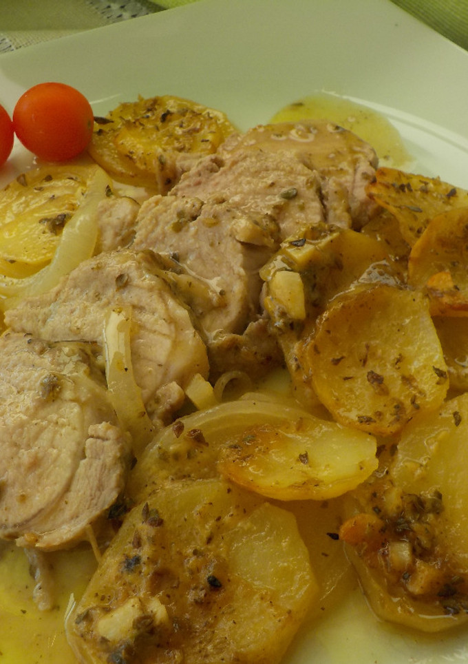Una foto de Solomillo de cerdo macerado y guarnición al horno