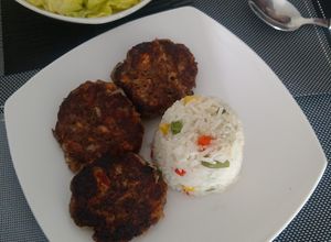 Una foto de Arroz primavera con croquetas de jurel