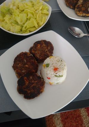 Una foto de Arroz primavera con croquetas de jurel