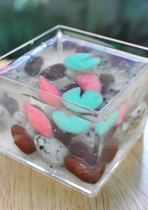 Une photo de Kingyo (poisson rouge) Kanten; Wagashi