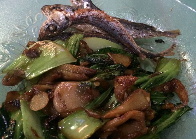 Bagaimana Membuat Tumis jamur sawi + ikan tongkol kecil yang Lezat