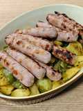 Longaniza fresca con guarnición de patatas, todo al Jerez