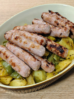 Una foto de Longaniza fresca con guarnición de patatas, todo al Jerez